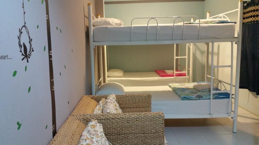 Phuket Blue Hostel Rum bild